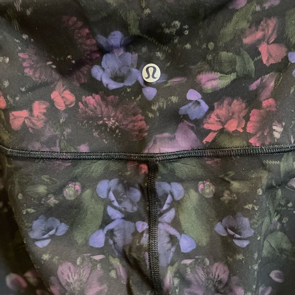 Lululemon Wunder Under | Size 4 | Flowers | High Rise | GREAT Condition - Picture 4 of 5